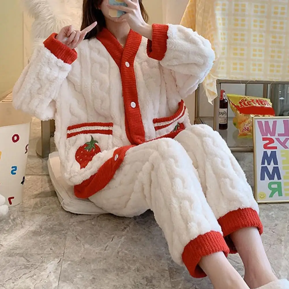 Клубничный женский пижамный комплект Зимняя пижама из флиса и бархата, домашний костюм с брюками из 2 предметов, милая теплая ночная одежда с пушистыми пуговицами, Новинка